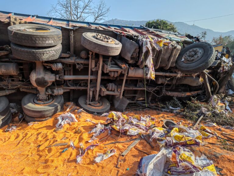 दो ट्रकों की टक्कर बिखरी दाल लूटने की होड़