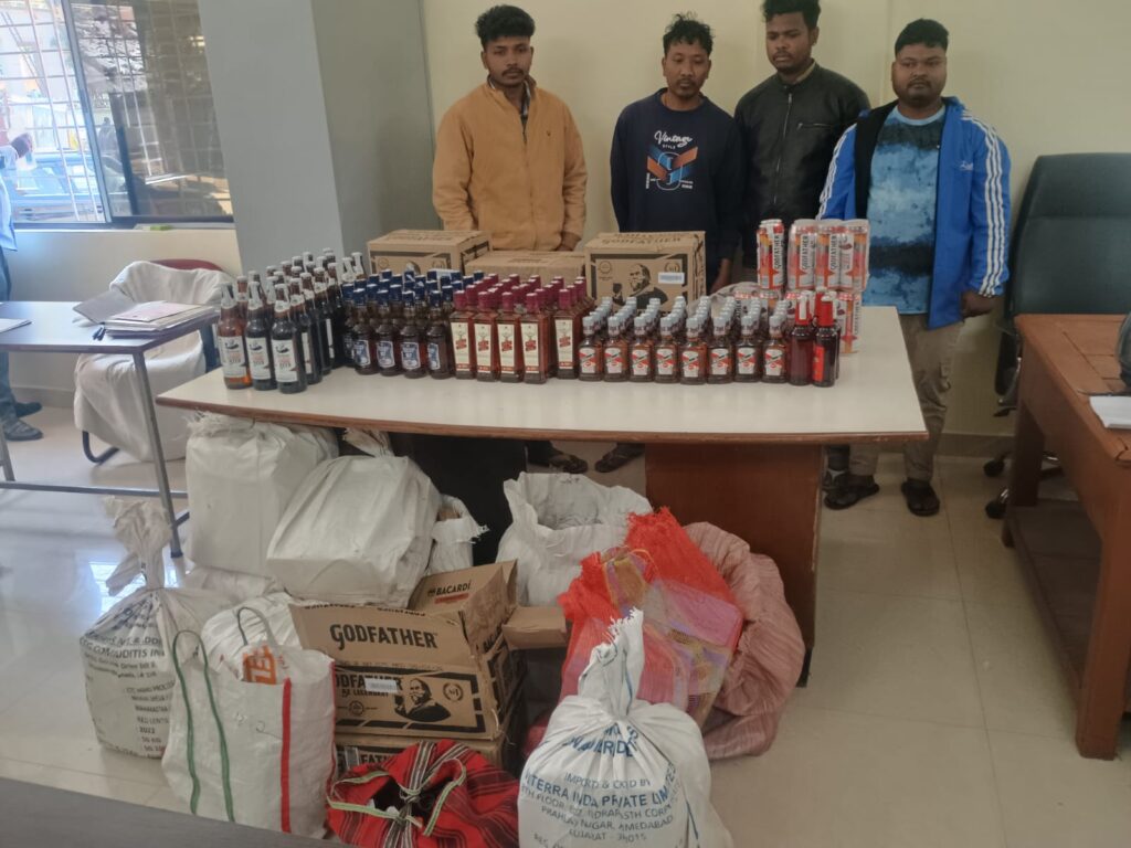 नकली विदेशी शराब सहित आठ आरोपी गिरफ्तार