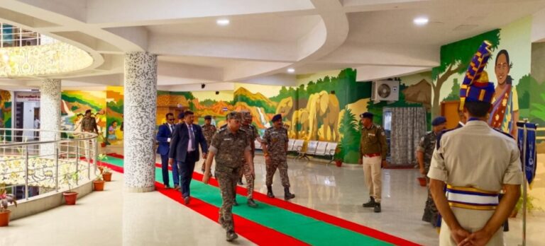 नक्सल विरोधी अभियान की समीक्षा के लिए चाईबासा पहुंचे सीआरपीएफ डीजी