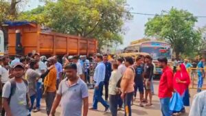 बेकाबू डंपर ने कइ वाहनों को टक्कर मारी