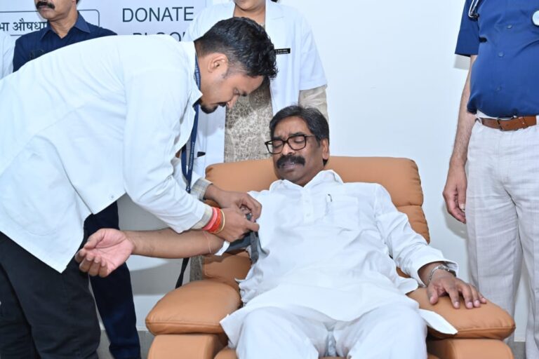 मुख्यमंत्री हेमंत सोरेन ने किया रक्तदान