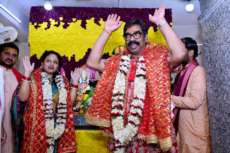 मुख्यमंत्री हेमन्त सोरेन ने पत्नी कल्पना सोरेन संग तपोवन मंदिर में की पूजा