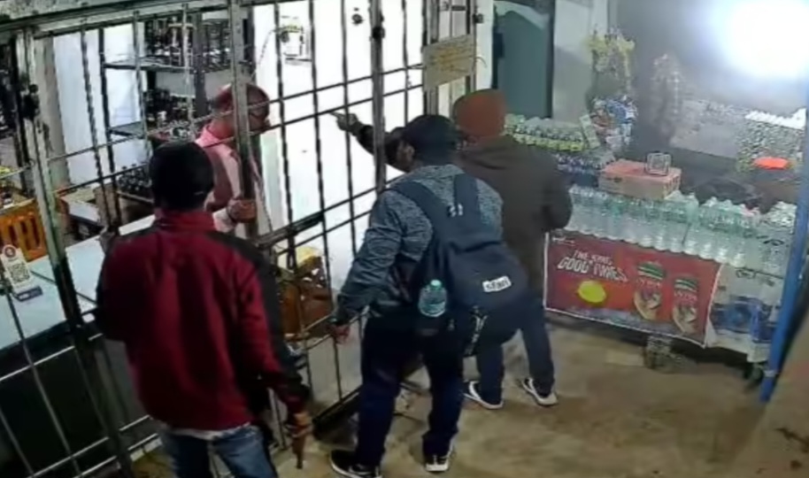 राब दुकान पर अपराधियों ने की फायरिंग