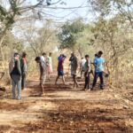 श्रमदान कर ग्रामीणों ने बनाई सड़क