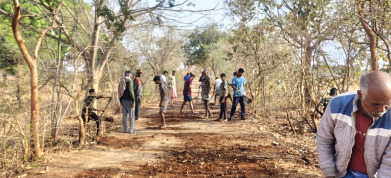 श्रमदान कर ग्रामीणों ने बनाई सड़क