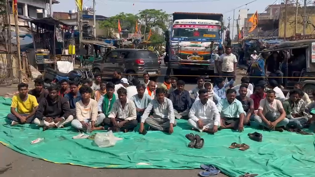 सड़क दुर्घटना में युवक की मौत सड़क जाम