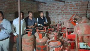 265 सिलेंडर जब्त