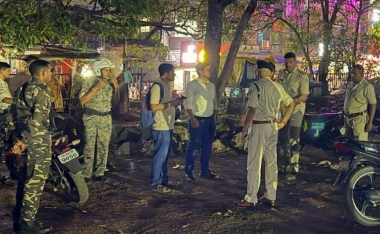 82 जगहों पर पुलिस की रेड