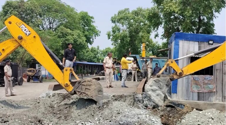 अतिक्रमण के खिलाफ चला बुलडोजर