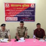 आत्मसमर्पित नक्सलियों से मिले एसपी