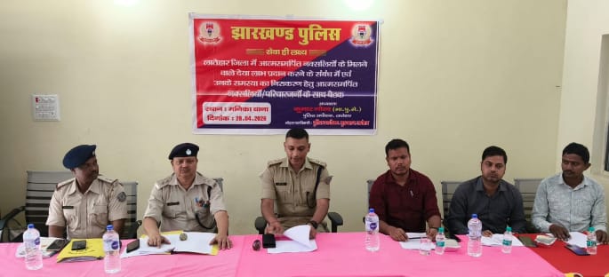 आत्मसमर्पित नक्सलियों से मिले एसपी