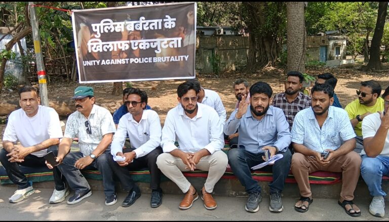 एफआईआर दर्ज करने की मांग को लेकर धरना