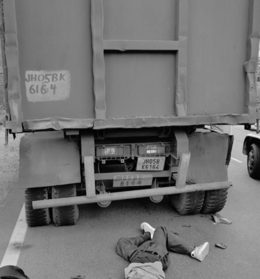 खड़े हाईवा से टकराई बाइक