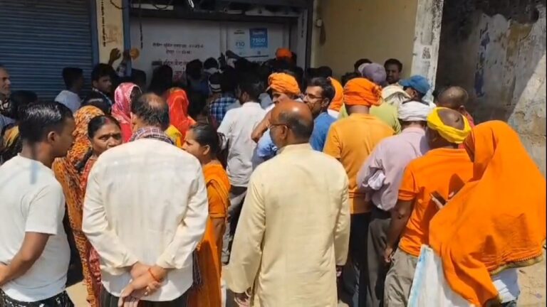 गैस एजेंसियों के चक्कर काट रहे लोग