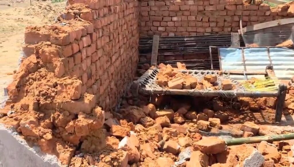 घर तोड़ा