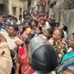 घर पर भीड़ का हमला