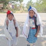 चिलचिलाती धूप में छोटे बच्चे