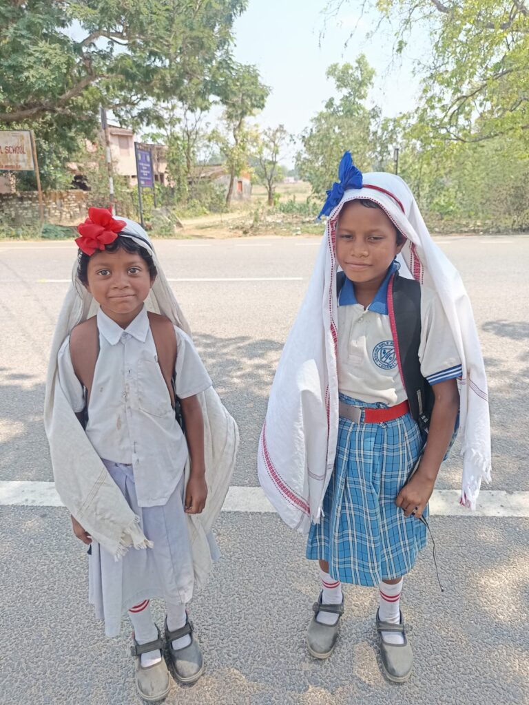 चिलचिलाती धूप में छोटे बच्चे