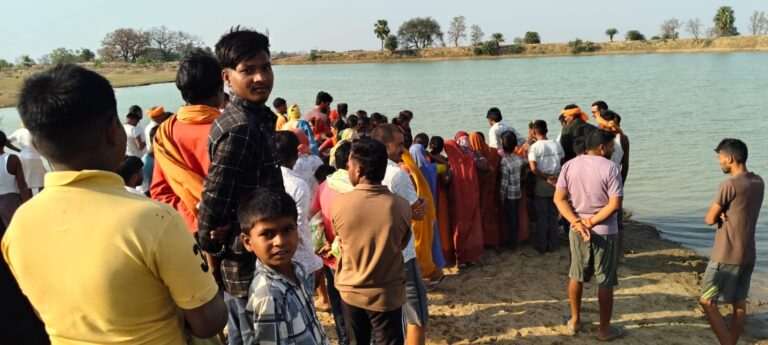 तालाब में डूबने से मां और दो बेटियों की मौत