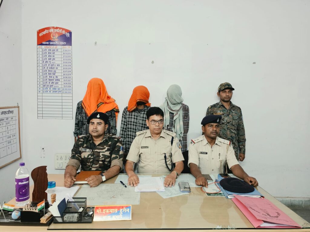 तीन आरोपित गिरफ्तार