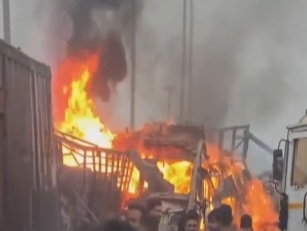 तीन ट्रकों में लगी आग