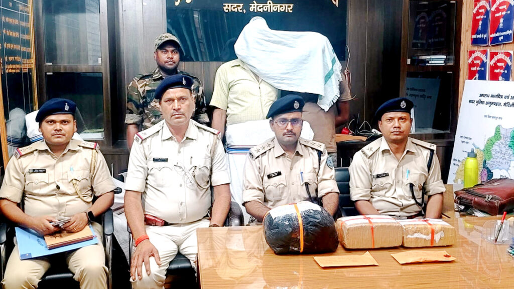 दो तस्कर गिरफ्तार