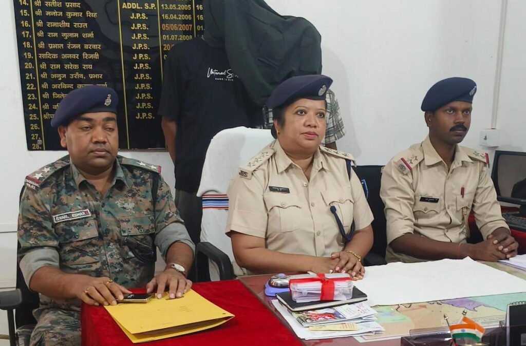 दो युवक गिरफ्तार