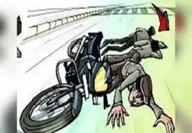 नियंत्रित होकर पलटी मोटरसाइकिल