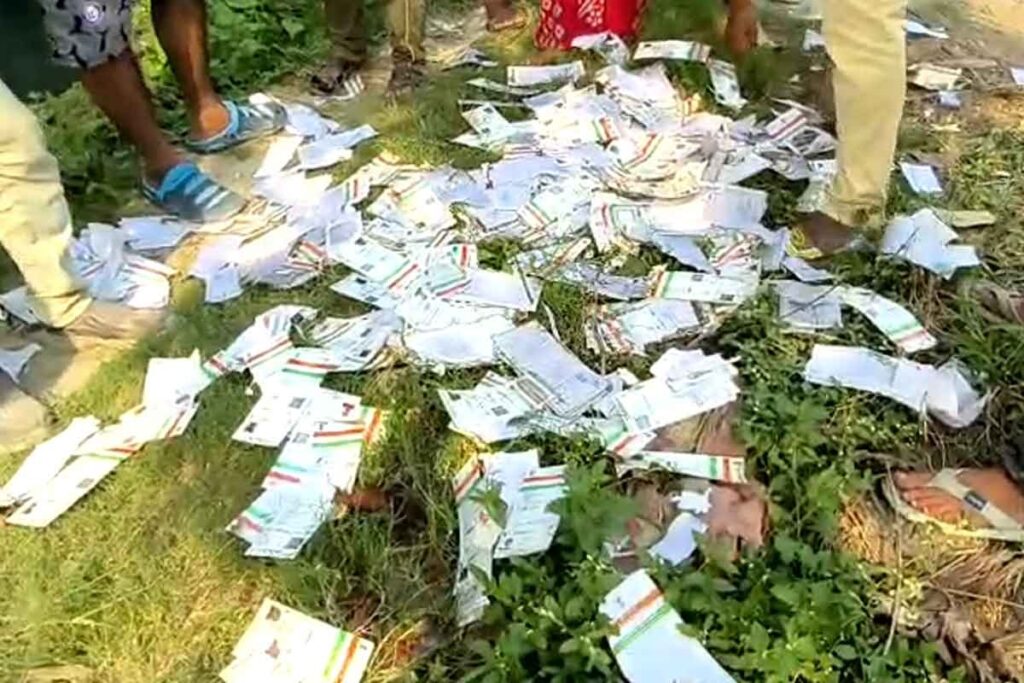 न्यूटाउन में बोरी से निकली सैकड़ों आधार कार्ड 01