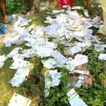 न्यूटाउन में बोरी से निकली सैकड़ों आधार कार्ड 01