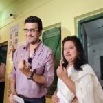 पत्नी संग सौरव गांगुली ने किया मतदान 01