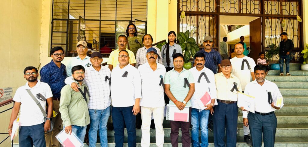 पत्रकारों ने जताया रोष