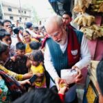 बंगाल में प्रोटोकॉल तोड़कर झालमुड़ी की दुकान पर पहुंचे पीएम मोदी बच्चों को भी खिलाया 01