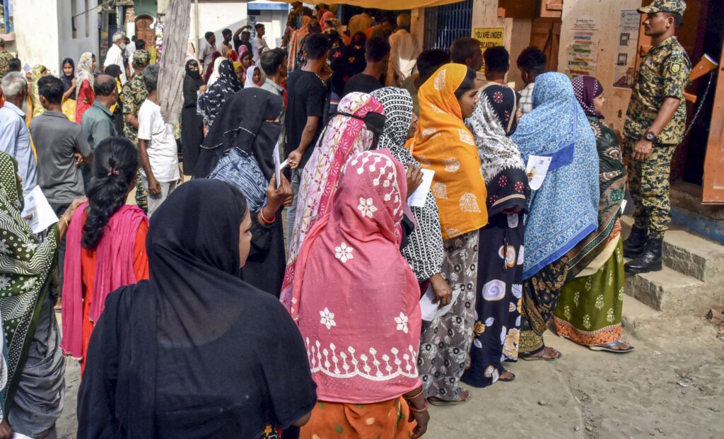 बूथ खाली कर भोजन करने गए कर्मचारी चुनाव आयोग ने किया सस्पेंड 01
