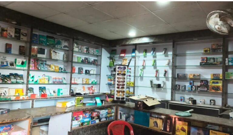 मोबाइल दुकानों में लाखों की चोरी