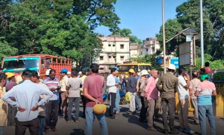 युवती पर हमले के विरोध में प्रदर्शन 1