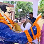 राज्यपाल-मुख्यमंत्री ने दी श्रद्धांजलि