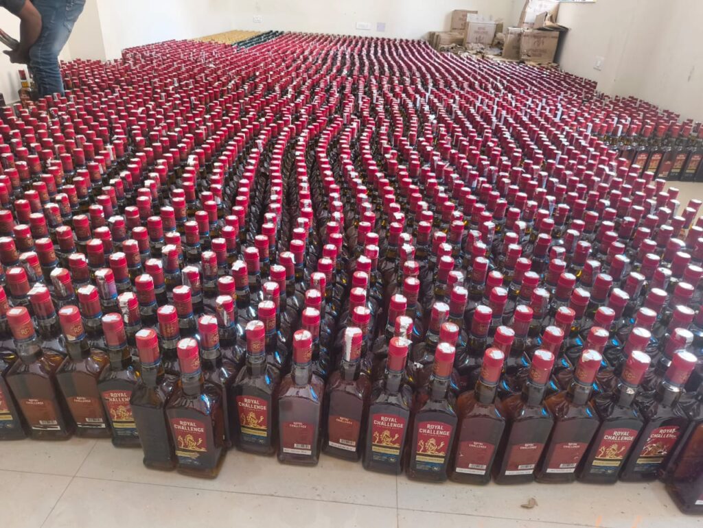 शराब से लदा ट्रक पलटा