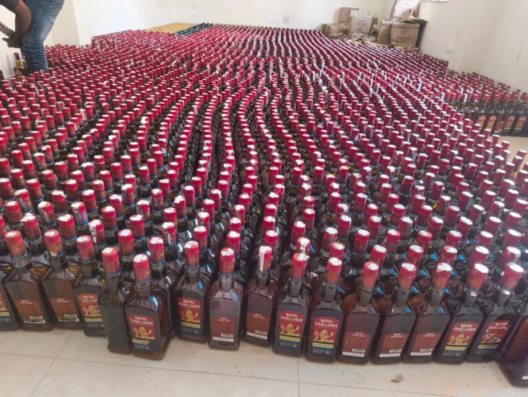 शराब से लदा ट्रक पलटा