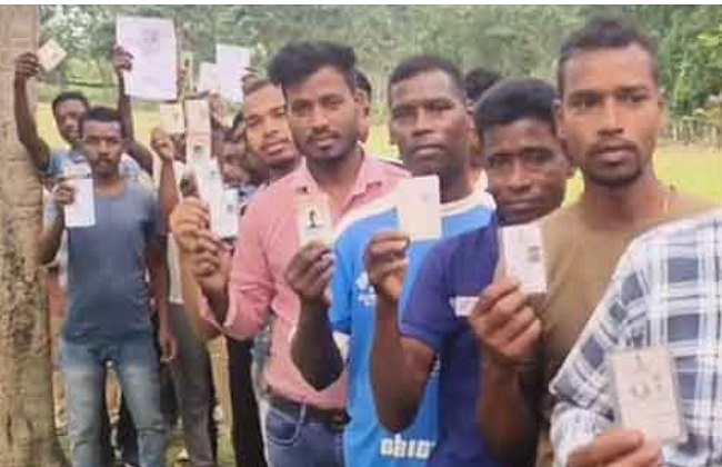 सिलीगुड़ी में ईवीएम खराबी से मतदान प्रभावित 01