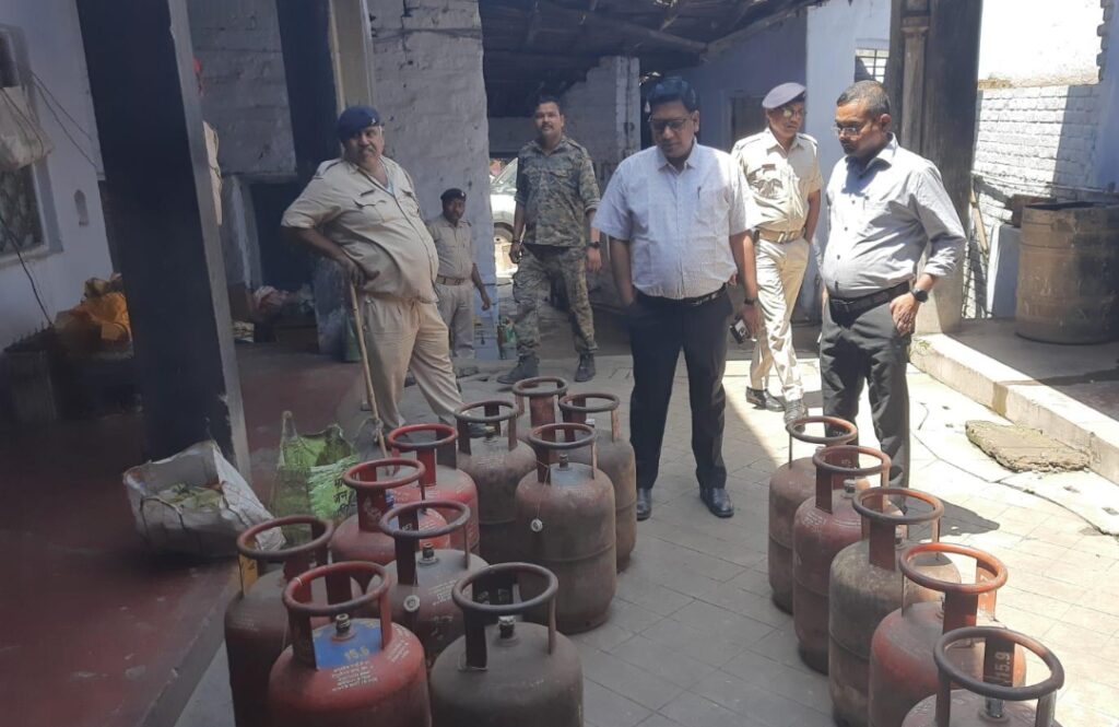 सिलेंडर जब्त