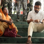 सीढ़ियों पर बैठकर उपायुक्त ने सुनी दिव्यांग की फरियाद