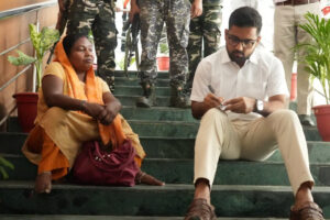 सीढ़ियों पर बैठकर उपायुक्त ने सुनी दिव्यांग की फरियाद