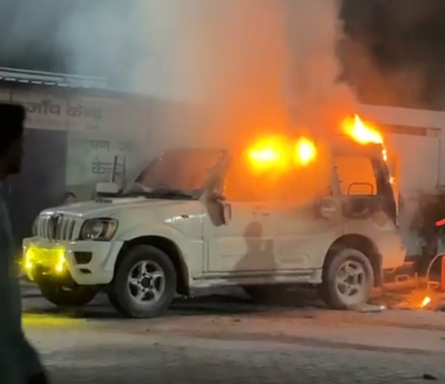 स्कॉर्पियो में लगी आग