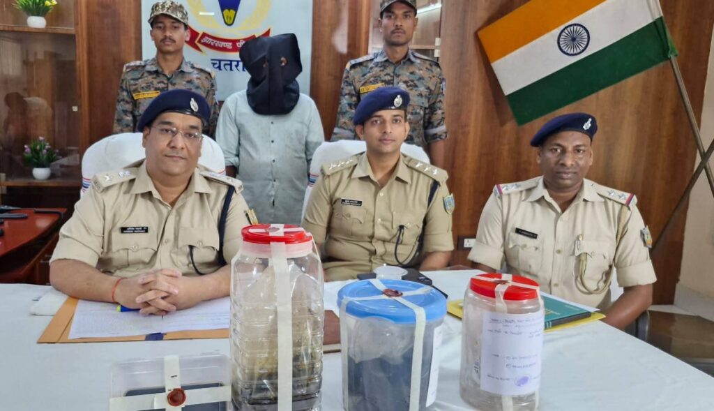 अफीम के साथ तस्कर गिरफ्तार
