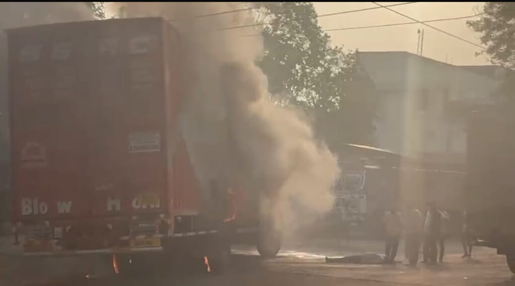 कंटेनर में आग लगी