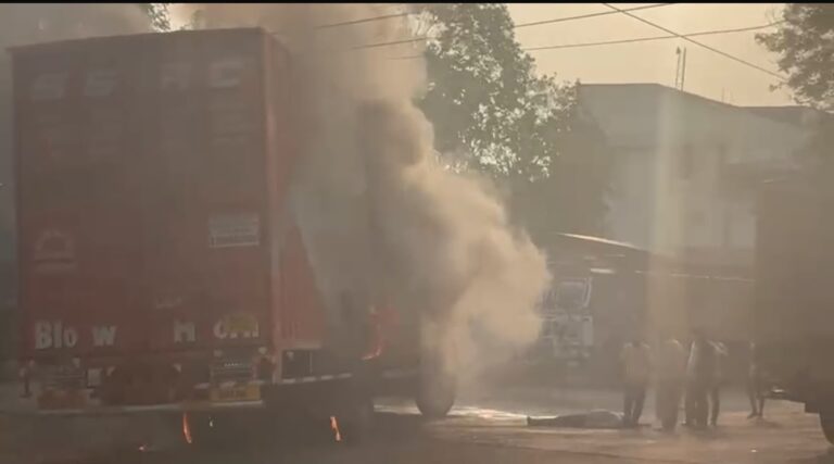 कंटेनर में आग लगी