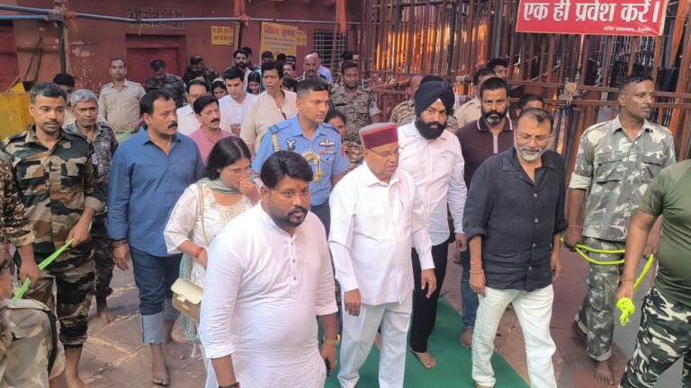 कर्नाटक के राज्यपाल ने बाबा बैधनाथ मंदिर में की पूजा-अर्चना