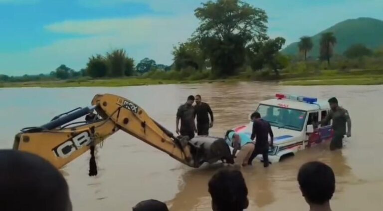 जेसीबी की मदद से निकाली कार
