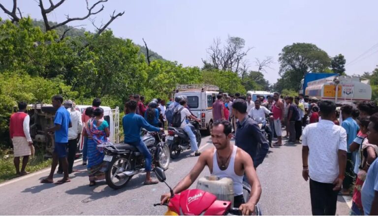 टैंकर ने यात्री वाहन को मारी टक्कर 01